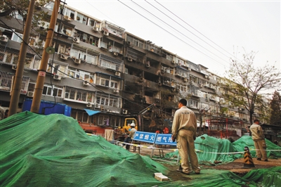 救援人員在現(xiàn)場排查。