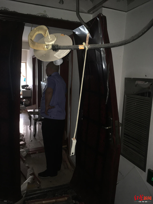 小區(qū)住戶屋內(nèi)爆炸，防盜門整體已經(jīng)彎曲