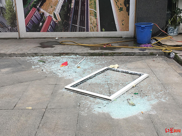 二樓窗戶被震到樓下，玻璃碎了一地