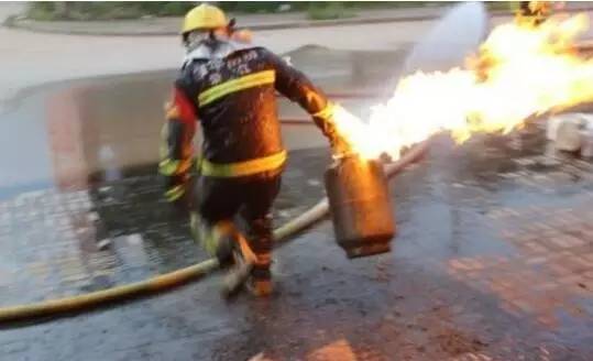 82歲老奶奶家中燃?xì)夤拗?她淡定把罐子抱到門外